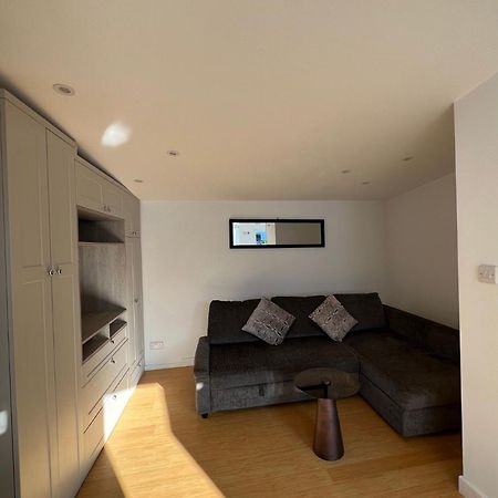 Modern Studio In Greenford, Free Wifi, Parking & Streaming Services Ealing Exterior foto