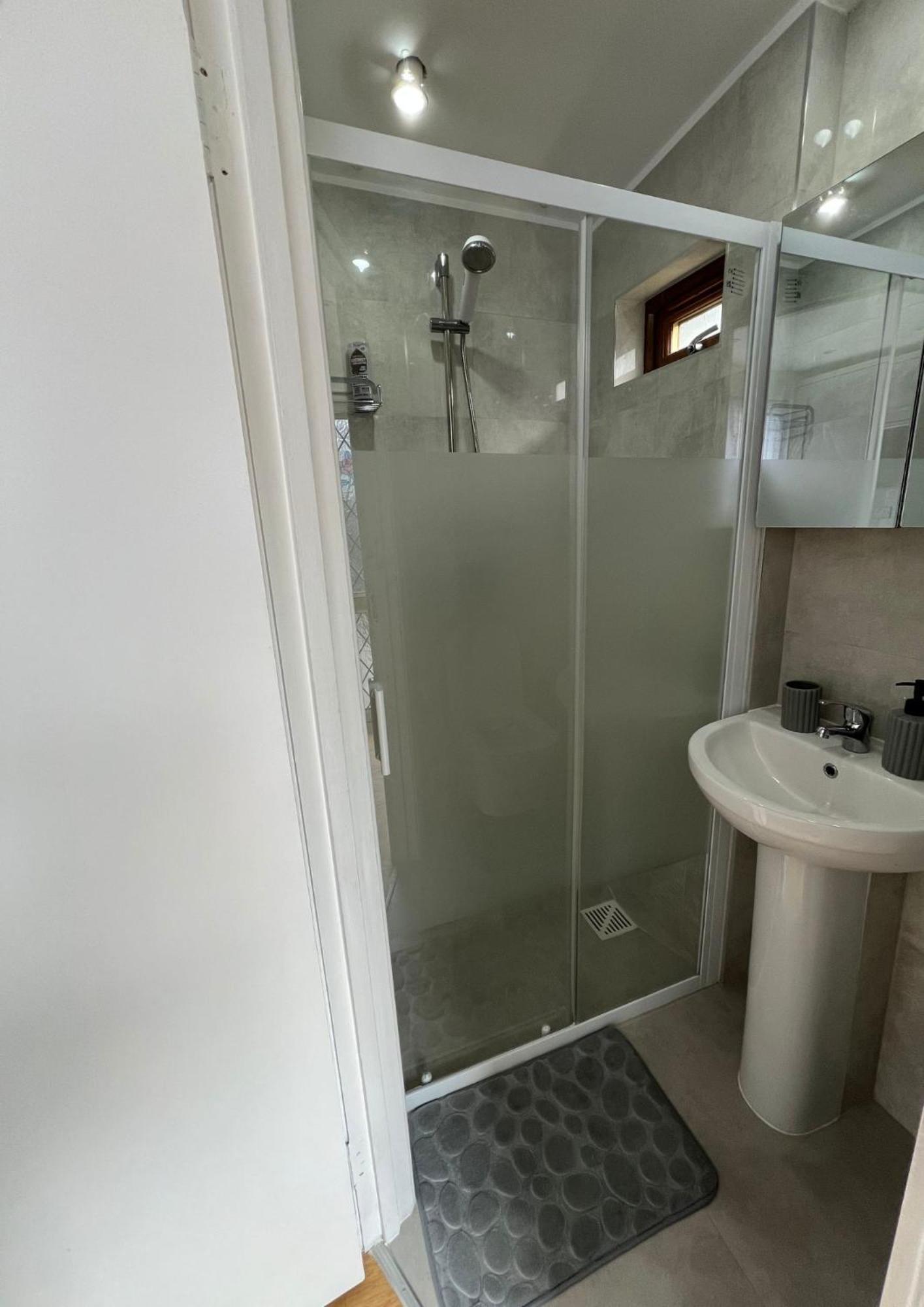 Modern Studio In Greenford, Free Wifi, Parking & Streaming Services Ealing Exterior foto