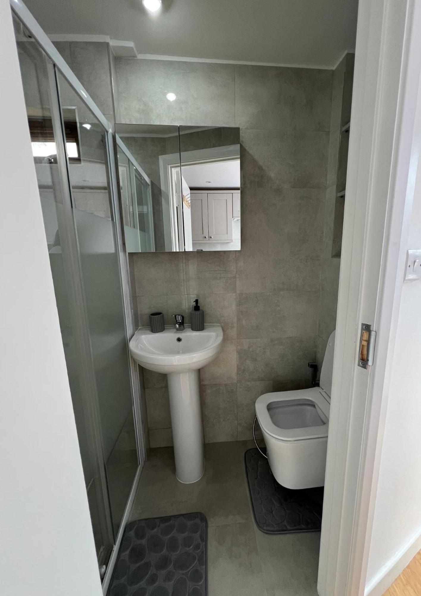 Modern Studio In Greenford, Free Wifi, Parking & Streaming Services Ealing Exterior foto